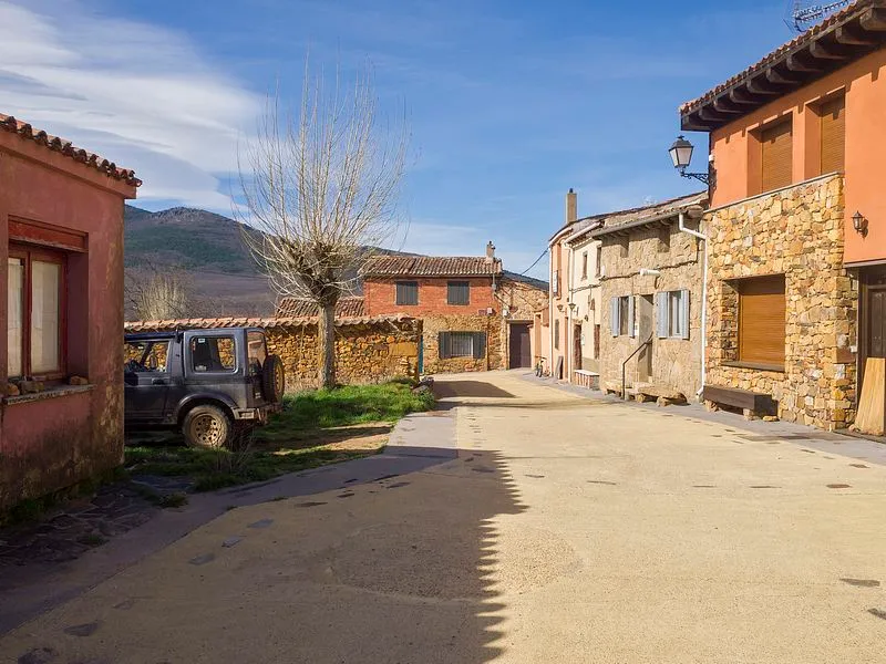 Calle de Alquité, pueblo amarillo de cuarcita