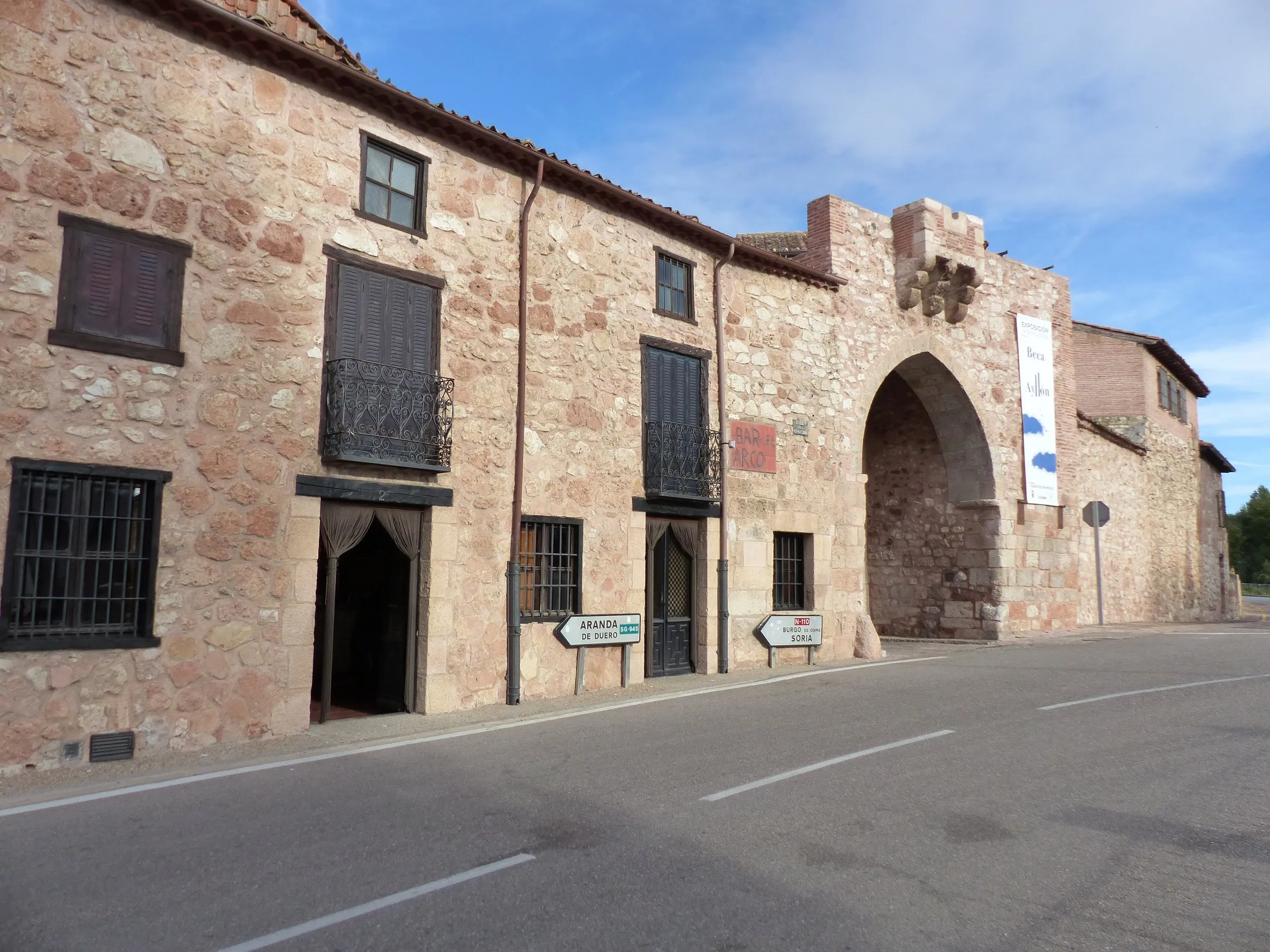 El arco medieval de Ayllón en arenisca roja, con los escudos sobre el vano
