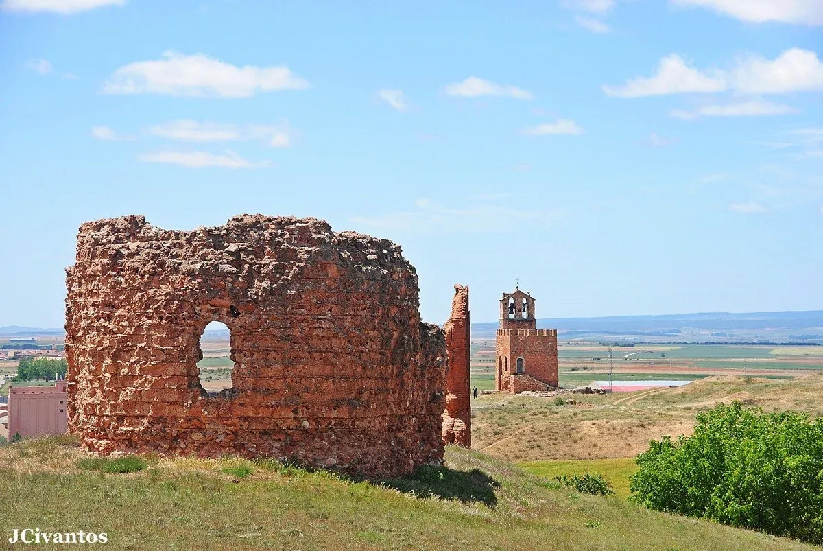 Las ruinas de la iglesia de Santiago en Ayllón, de mampostería roja, con su torre al fondo