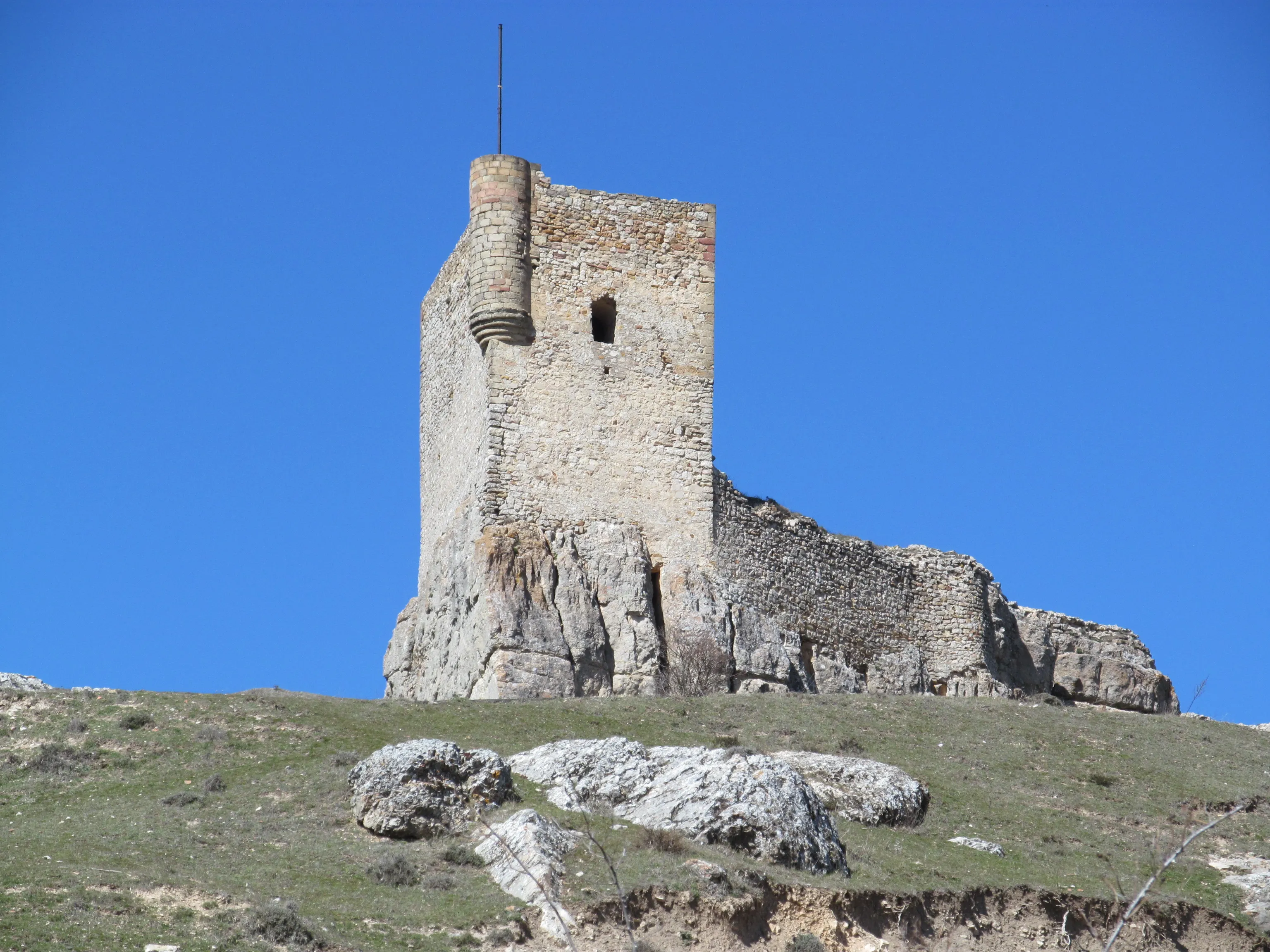El castillo de Atienza sobre su peña, con la torre del homenaje recortada contra el cielo