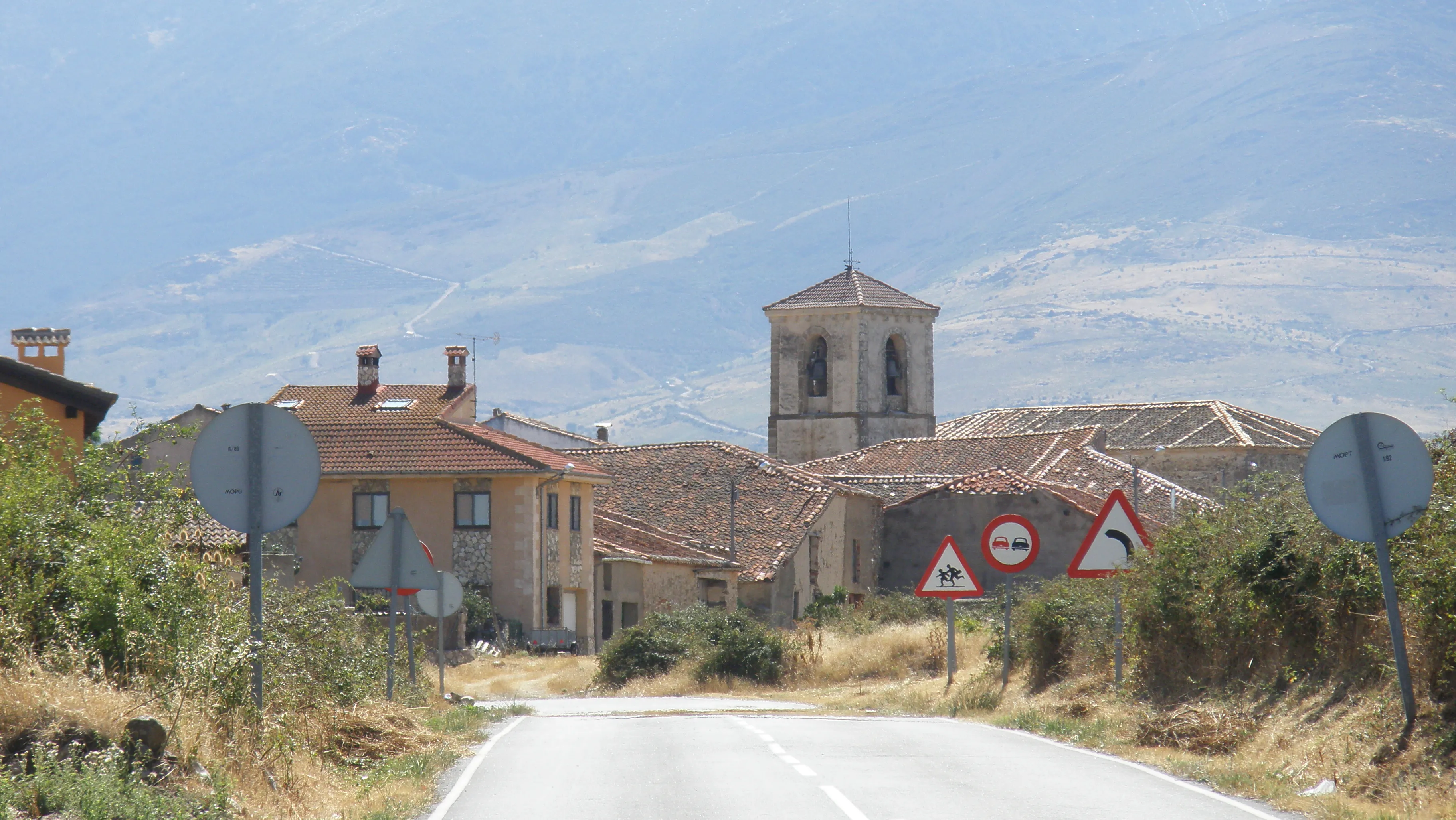 Vista de Cerezo de Arriba, en Segovia, con la sierra al fondo