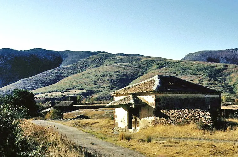 Una ermita pequeña de piedra a las afueras de Becerril, fotografiada en 1983