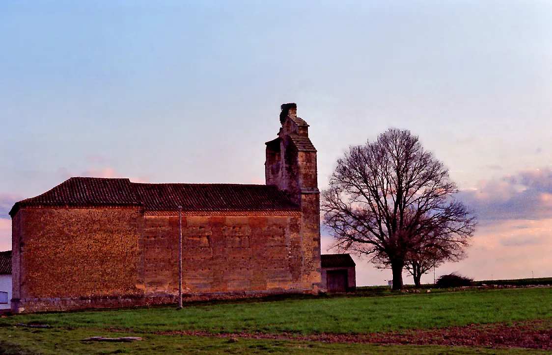 La ermita de San Roque de Riaza en diciembre de 1973, de perfil, con su espadaña y, a la derecha, la gran olma que había a su lado