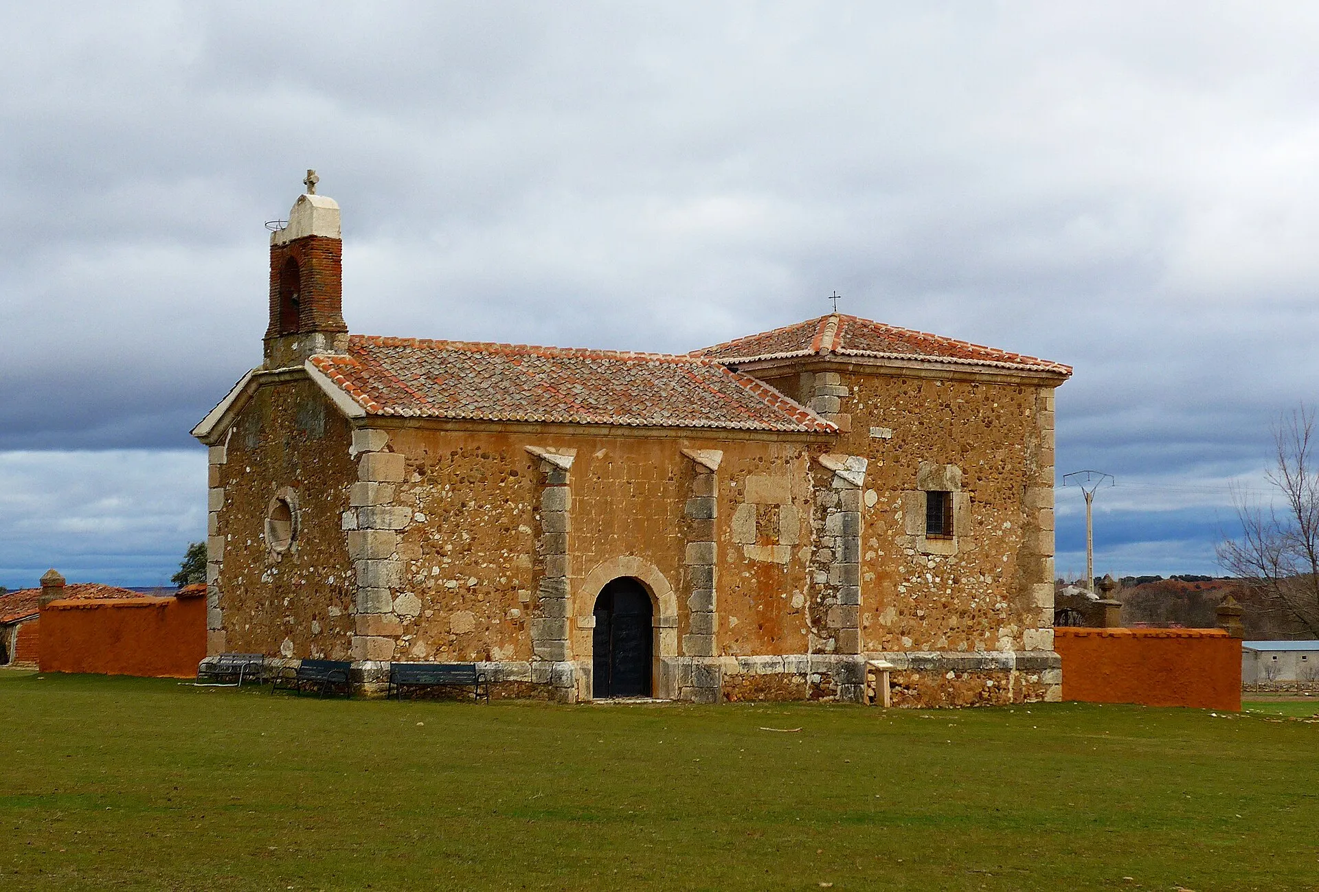 La ermita de Santa María Magdalena, a las afueras de Saldaña de Ayllón, aislada en el campo