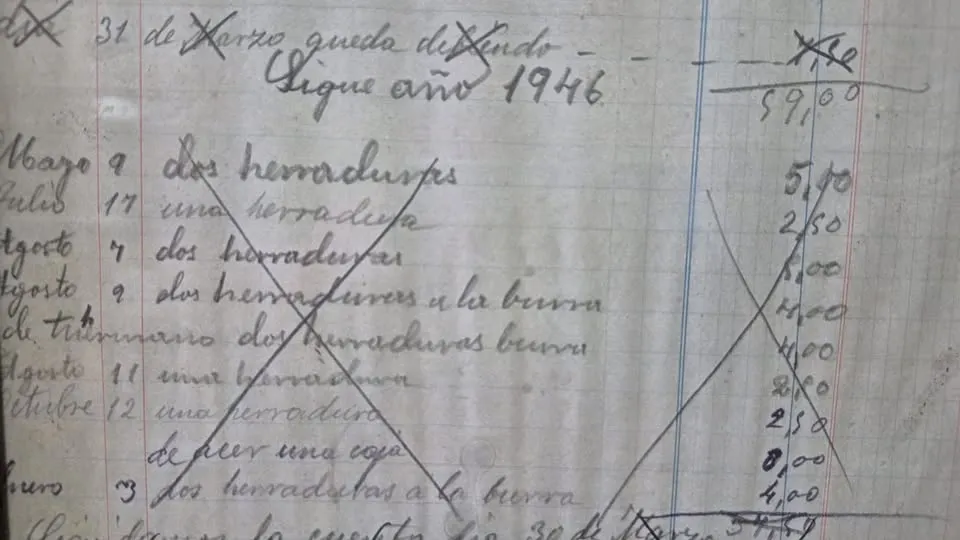 Una página manuscrita del libro de cuentas del herrero, encabezada «Sigue año 1946», con fechas, herraduras e importes, cruzada por un aspa