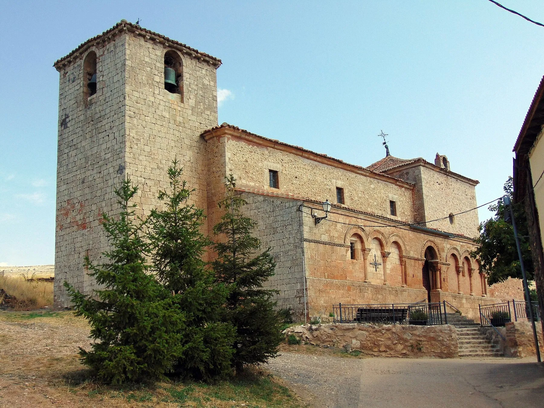 La iglesia de San Pedro desde el suroeste, con la torre románica y, a la derecha, la galería porticada