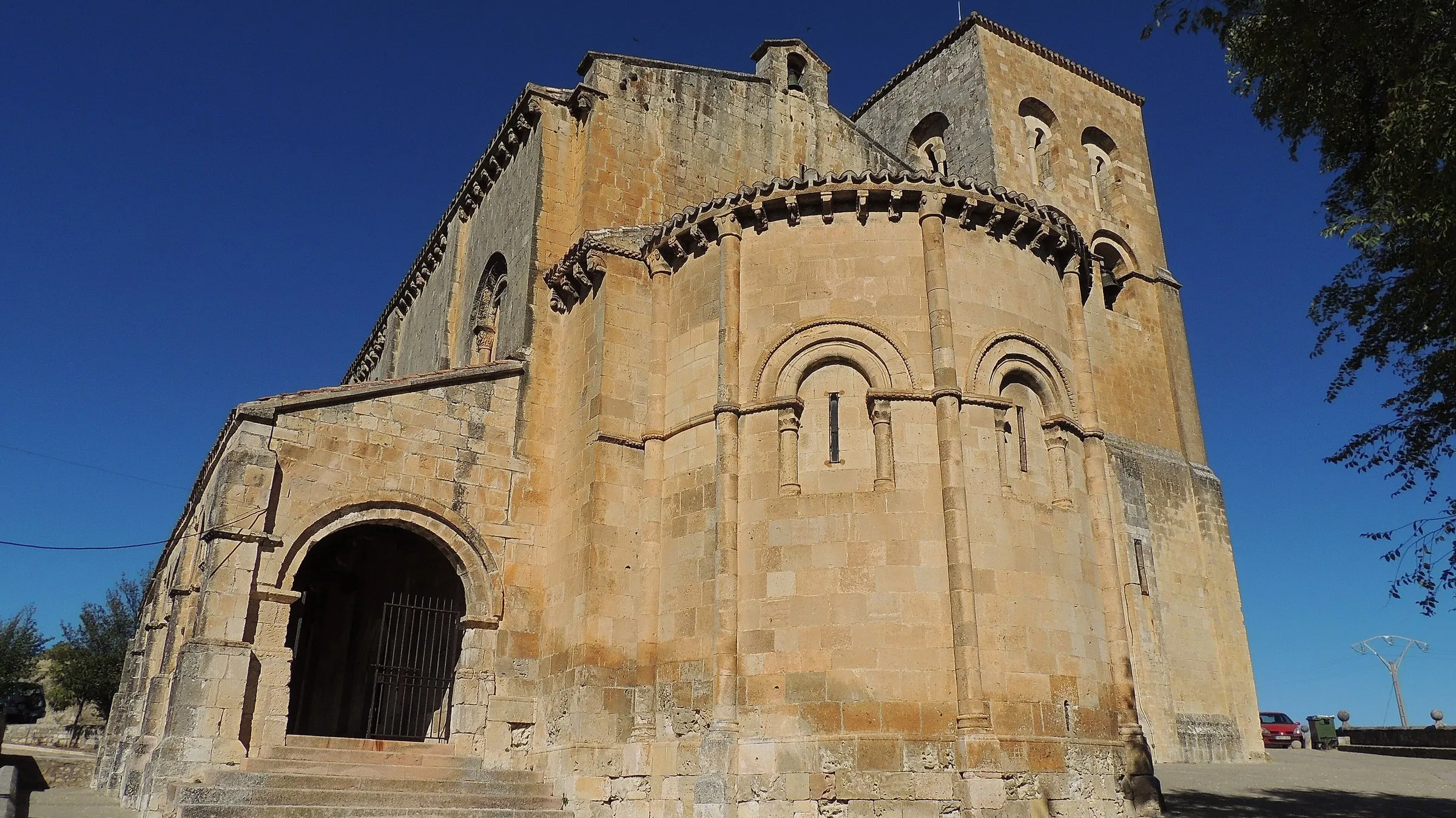 La iglesia de El Salvador de Sepúlveda, con su galería porticada, sobre el caserío