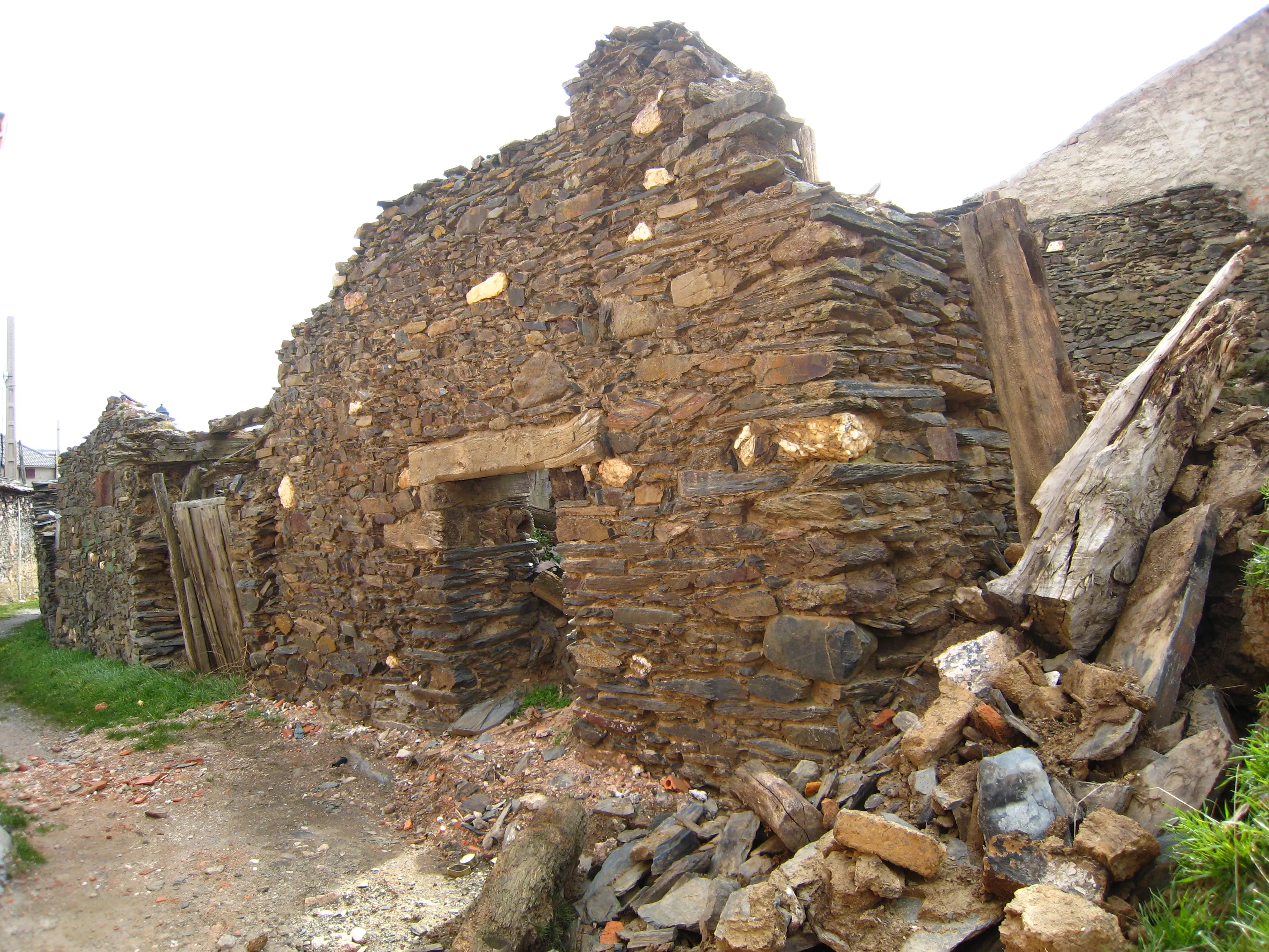 Caserío de pizarra de Becerril, en la ladera norte de la Sierra de Ayllón