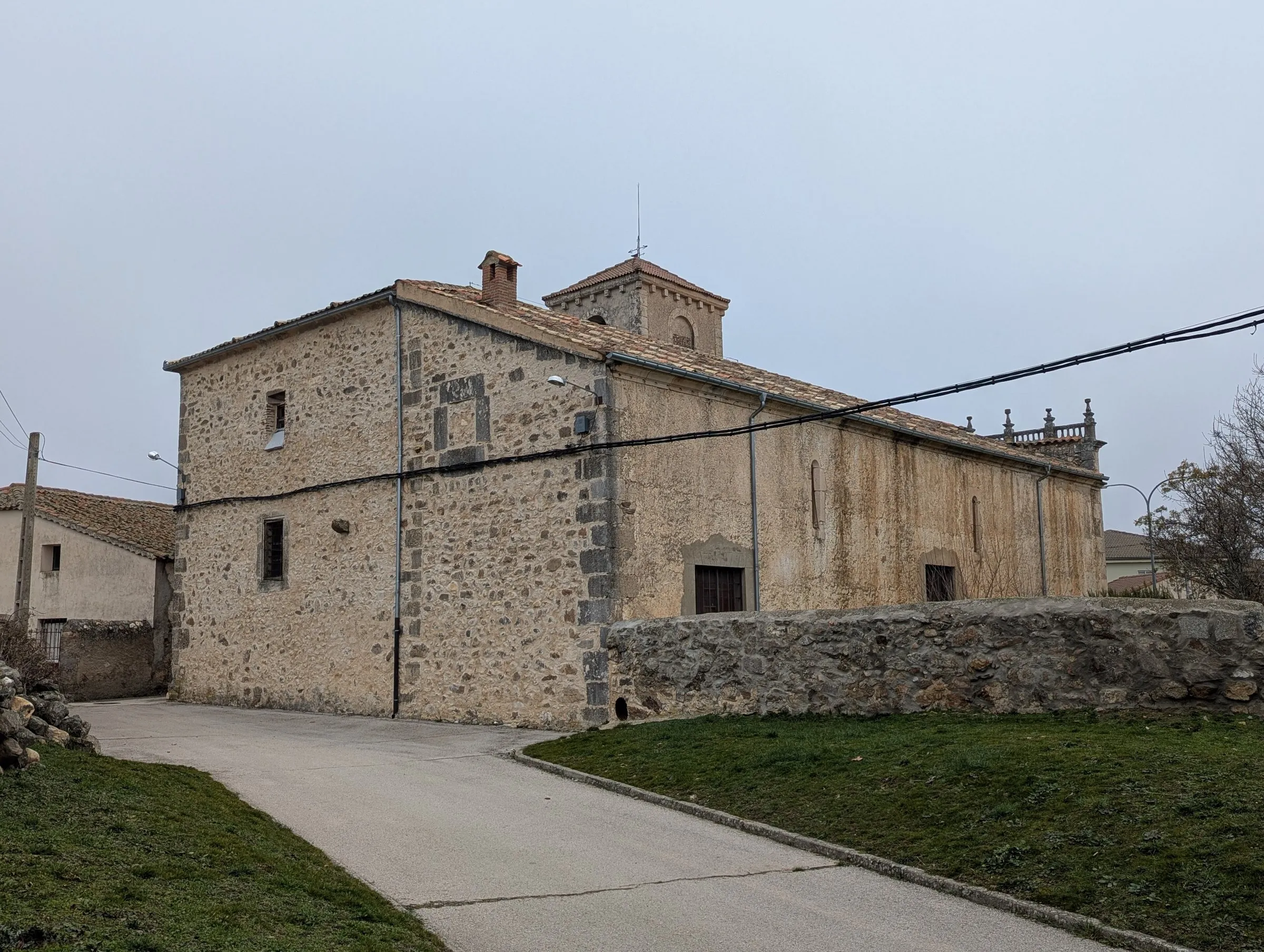 La iglesia de San Juan Bautista de Cerezo de Arriba, con su torre sobre el caserío