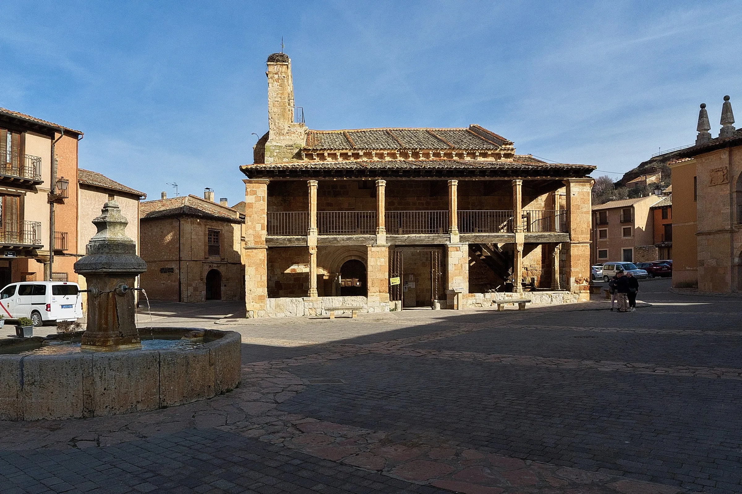 La fachada de la iglesia de San Miguel de Ayllón, en arenisca roja