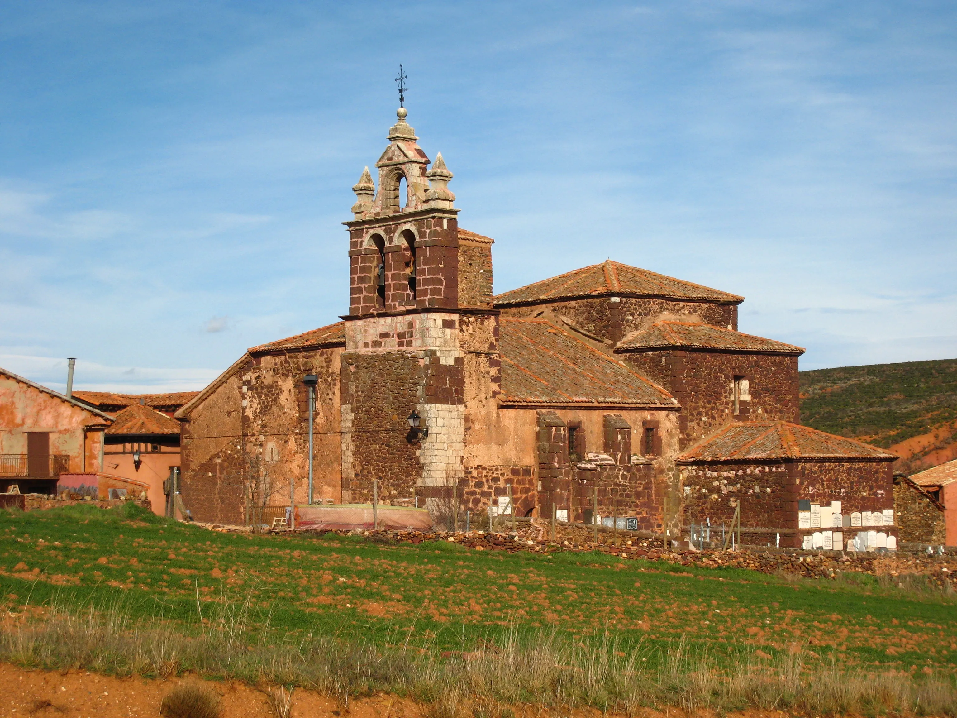 Iglesia de San Pedro Apóstol de Madriguera, de arenisca roja, con su espadaña