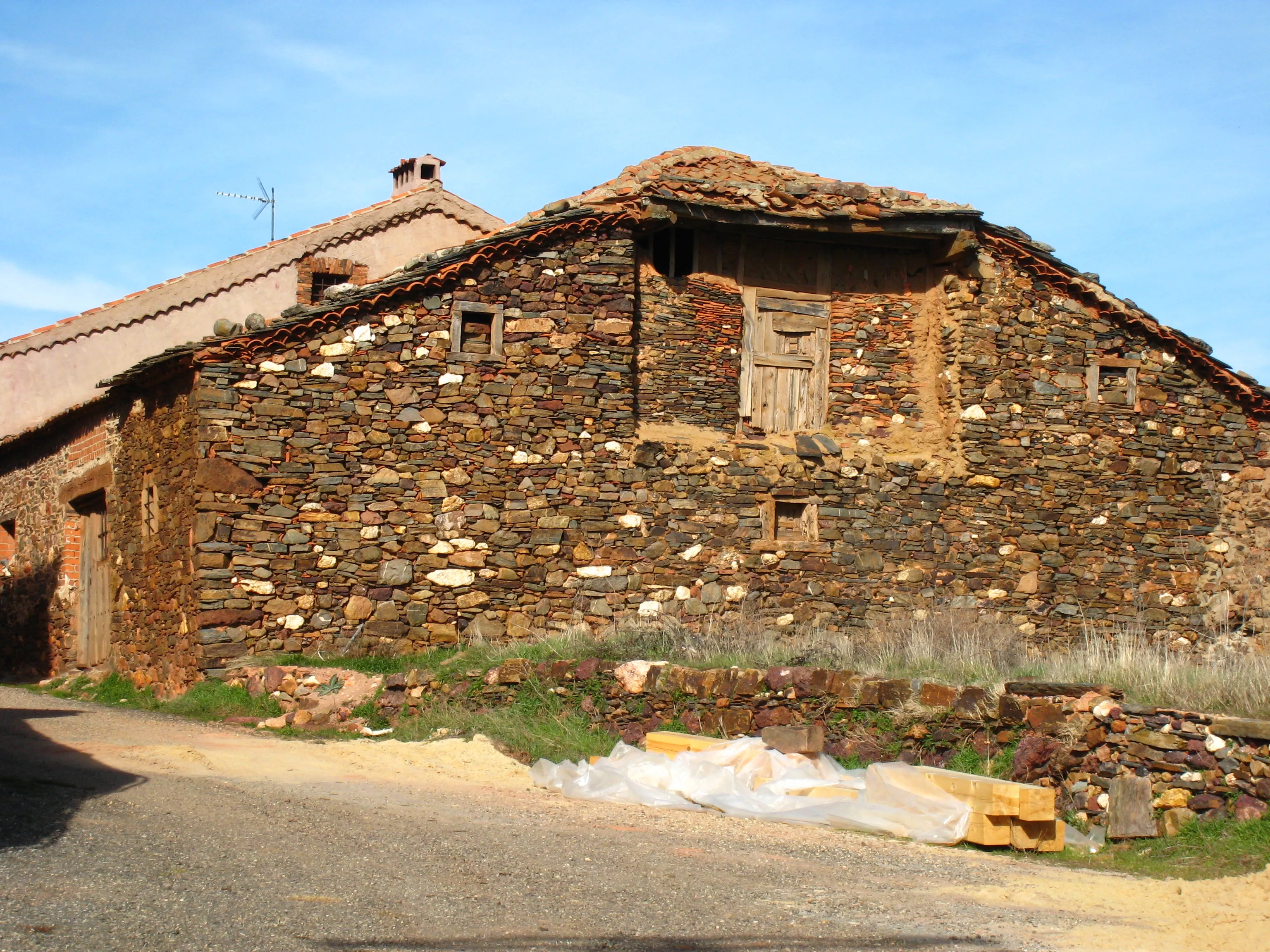 Caserío de arenisca roja de Madriguera