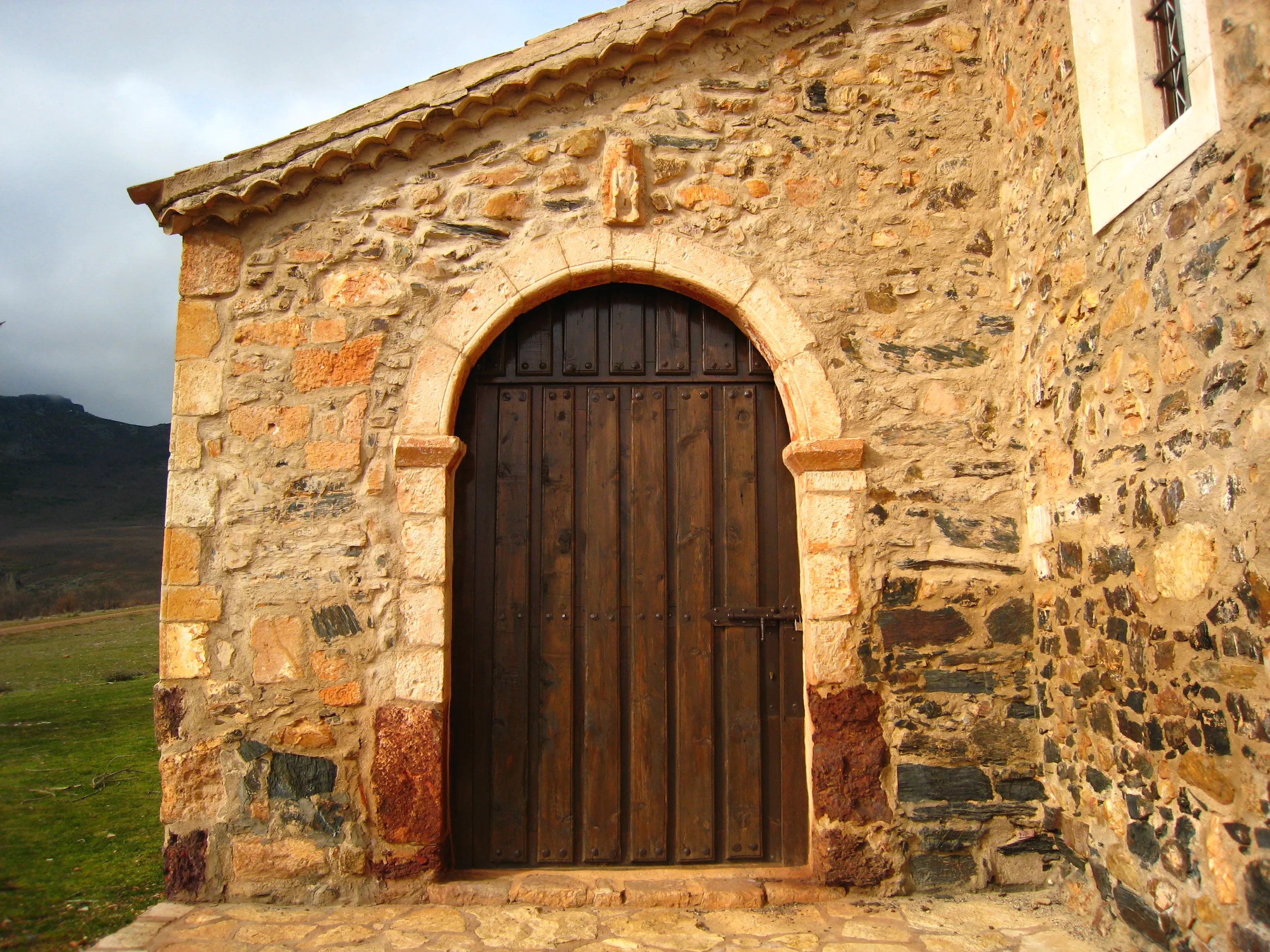 Caserío de Martín Muñoz de Ayllón, donde se mezclan las tres piedras de la sierra