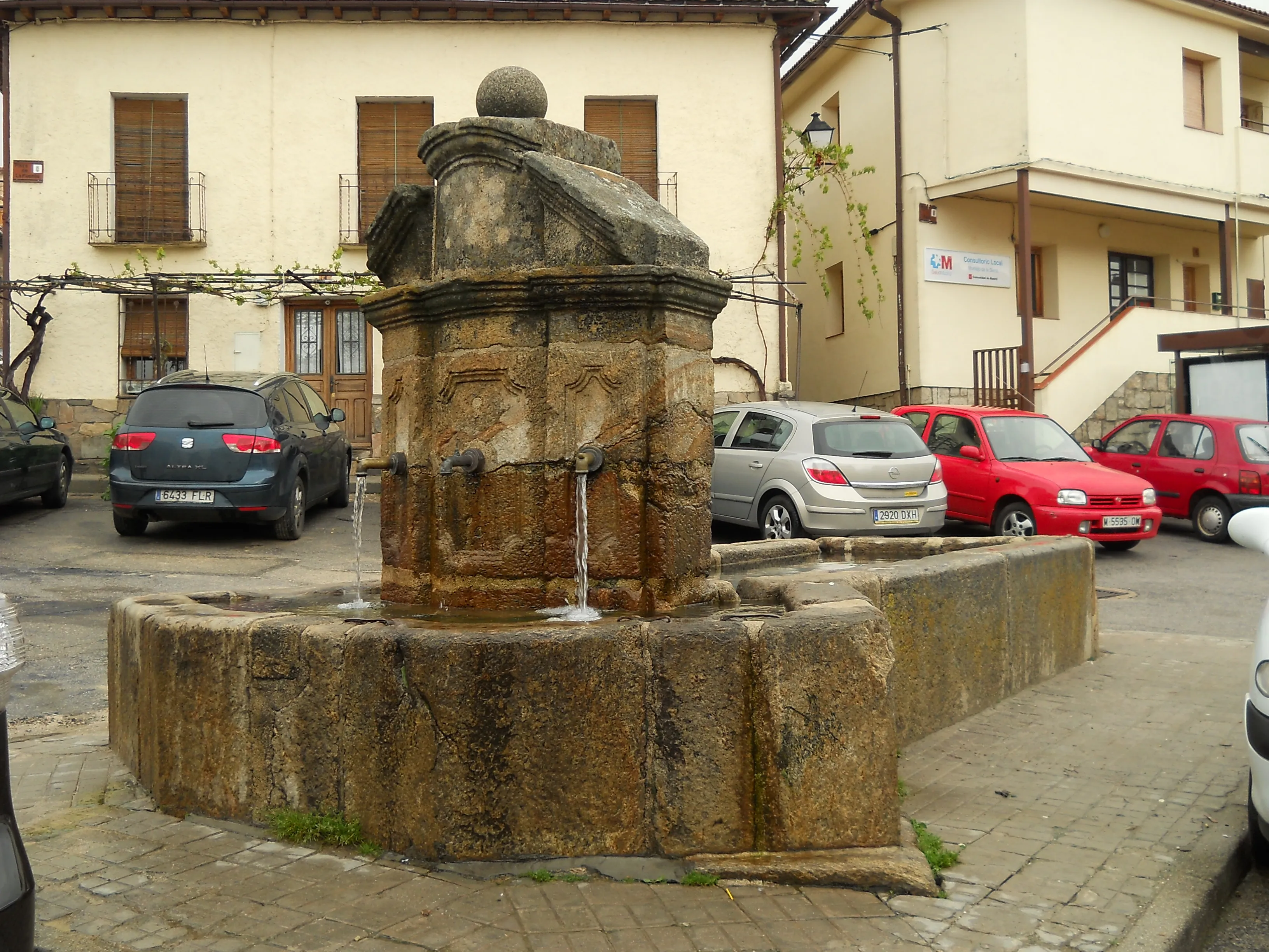 La fuente de Montejo de la Sierra, de piedra, en la calle del pueblo