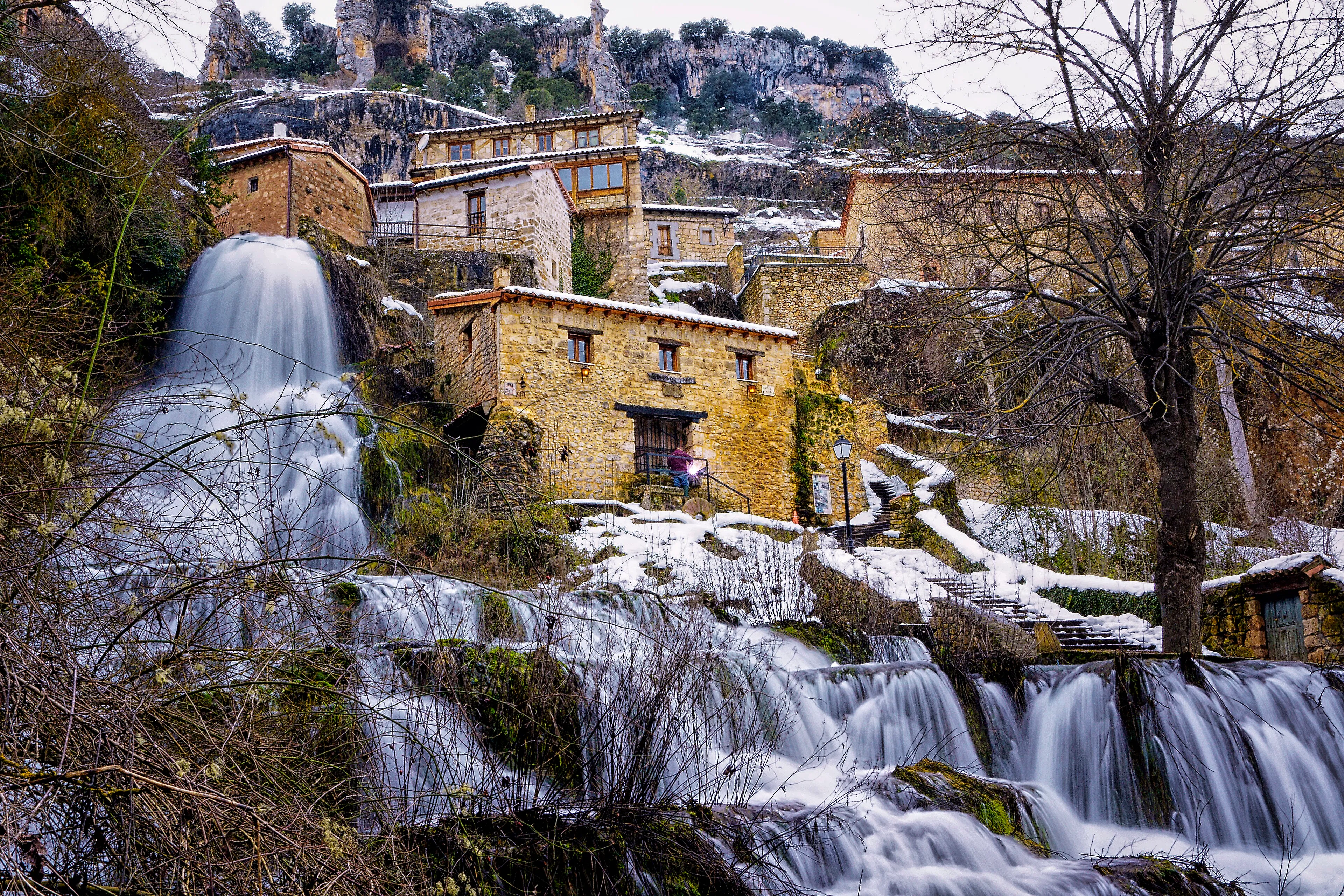 La cascada de Orbaneja del Castillo cayendo hacia el Ebro