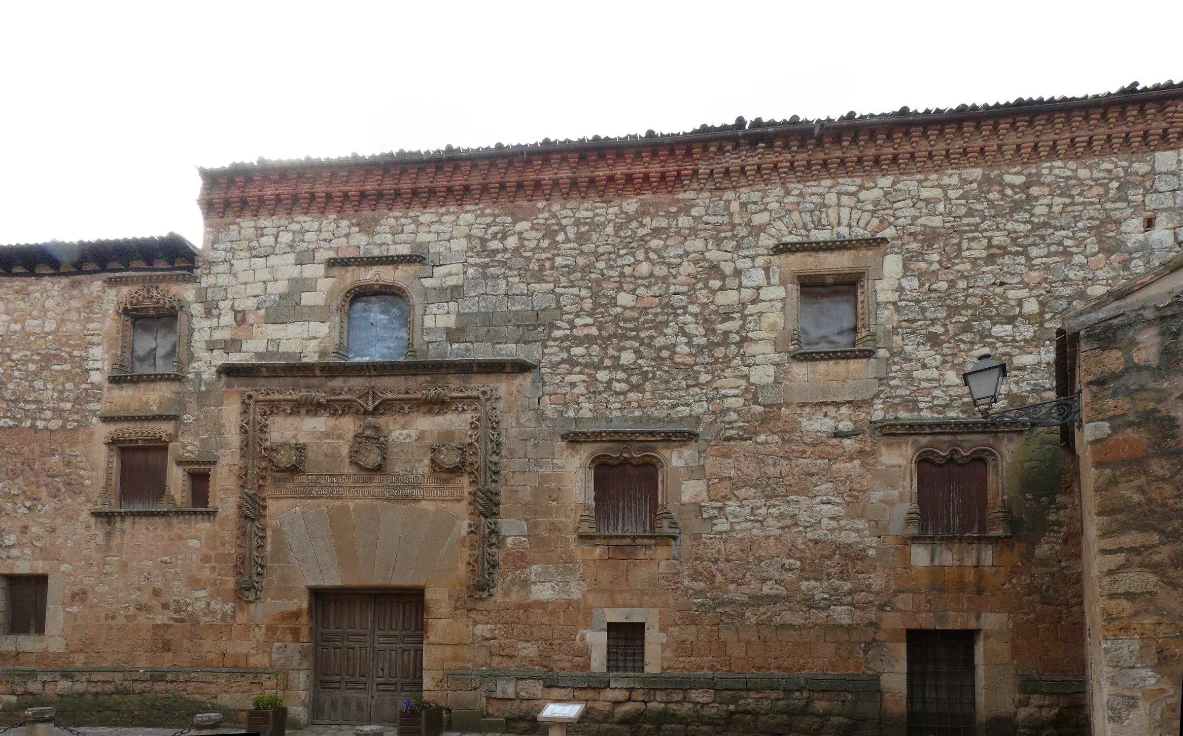 La fachada de gótico isabelino del palacio de los Contreras, en Ayllón