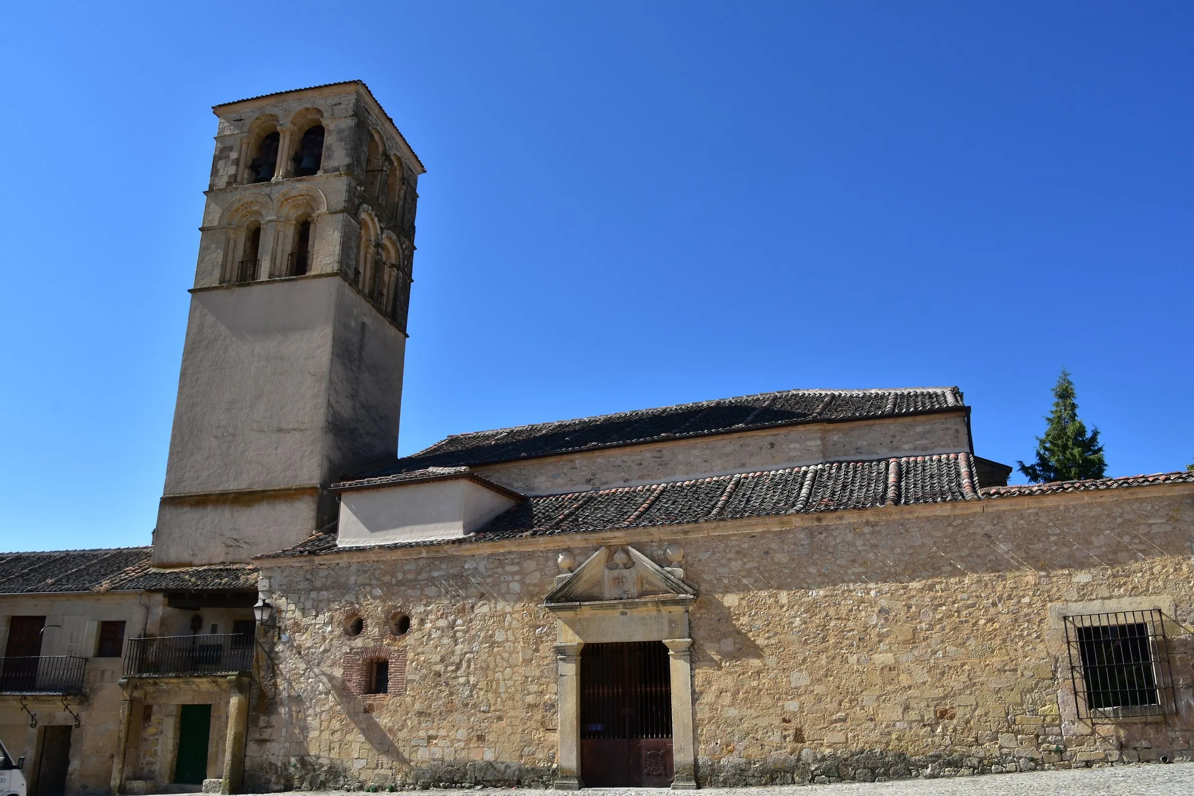 La Plaza Mayor de Pedraza, porticada, con sus columnas desiguales y la torre de la iglesia al fondo