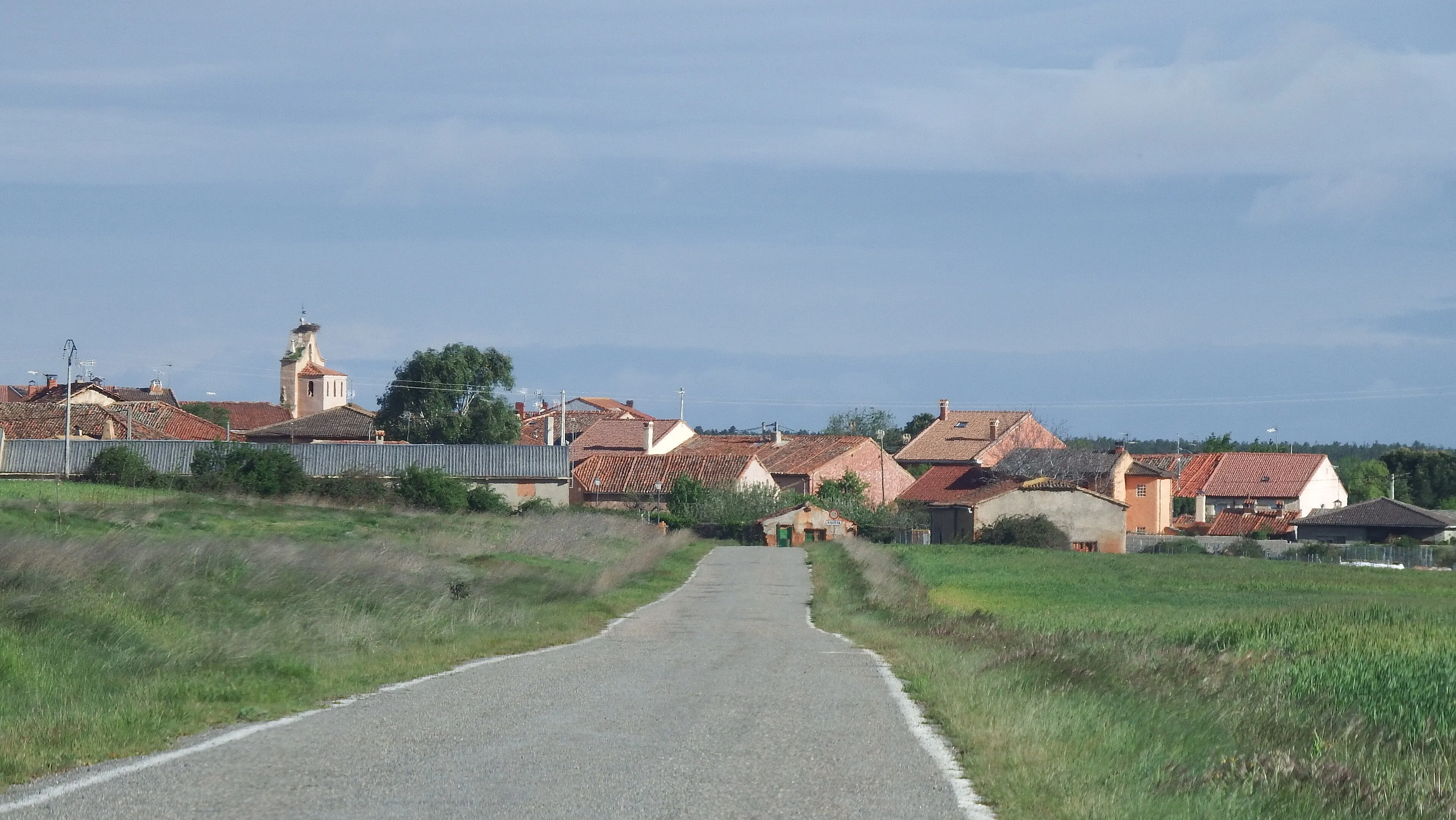 Vista de Ribota, en Segovia, con su caserío de tonos rojizos