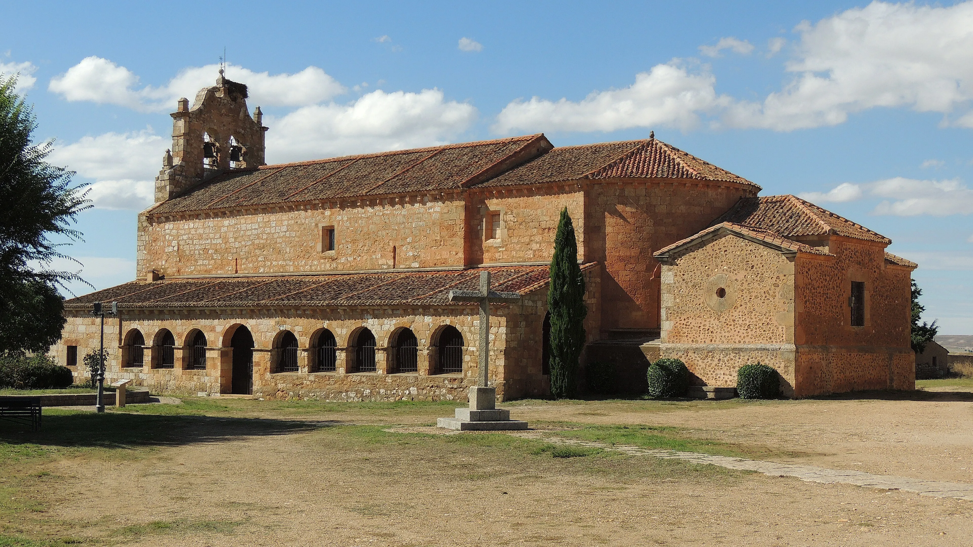 Iglesia de la Natividad de Santa María de Riaza, con su pórtico de arcos de medio punto