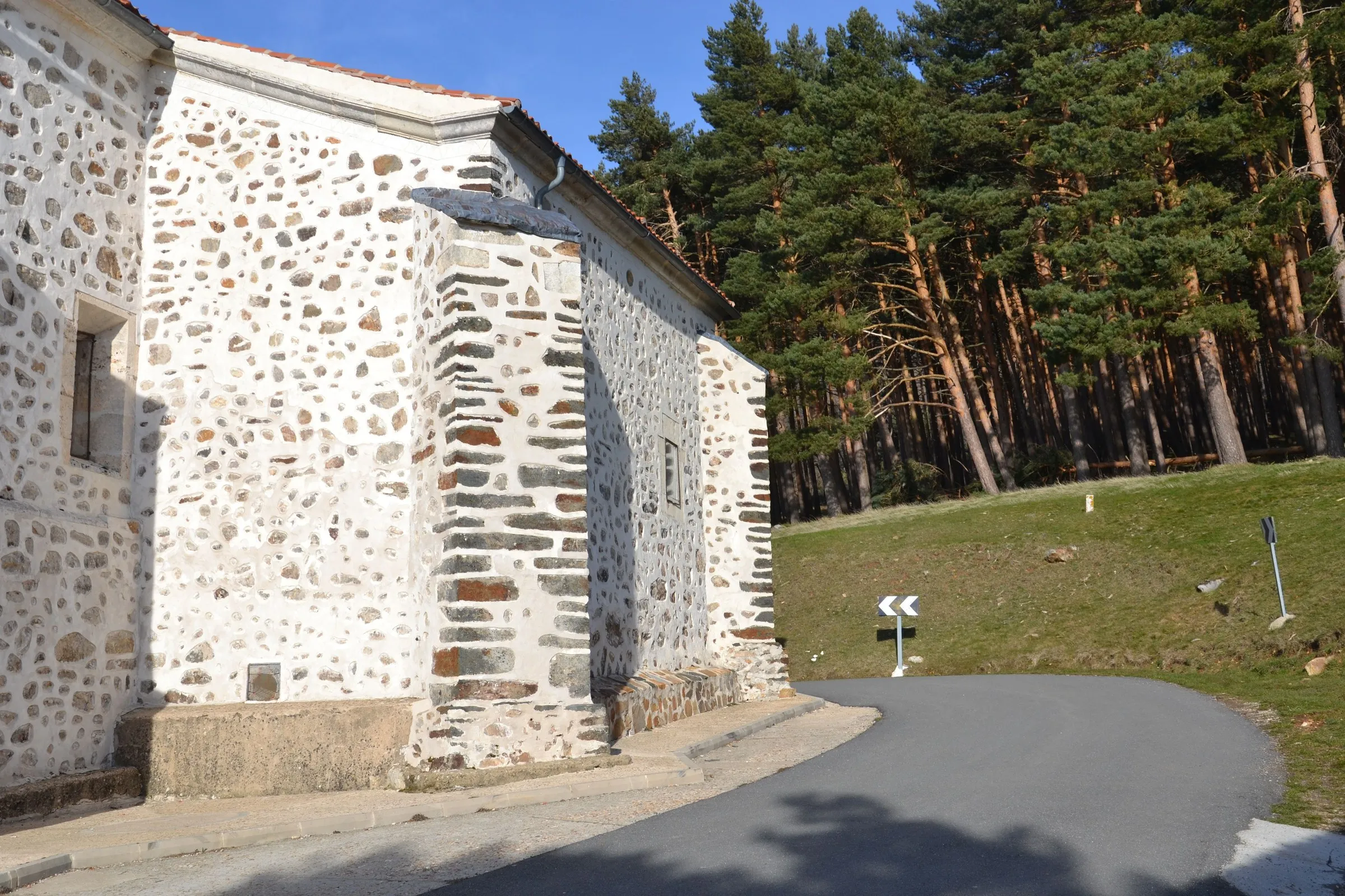 La ermita de Nuestra Señora de Hontanares, de mampostería, con su espadaña