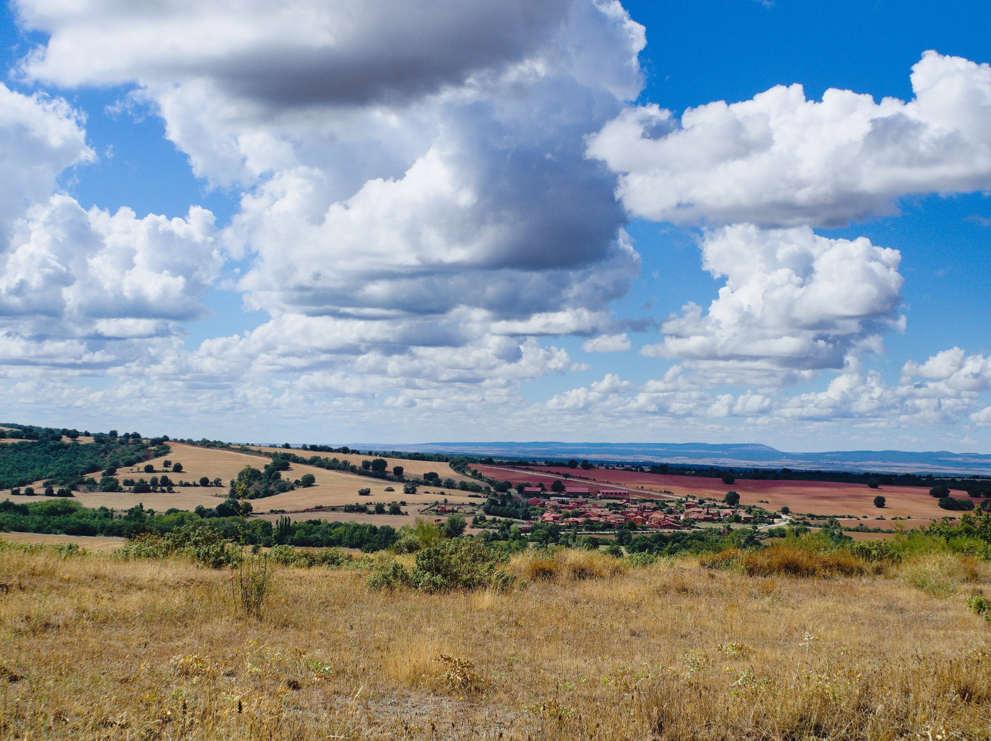 Villacorta desde el camino de Madriguera, con su caserío de piedra roja